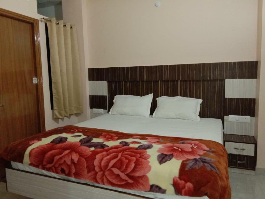 Adb Rooms Hotel De Pal Varanasi Exterior photo