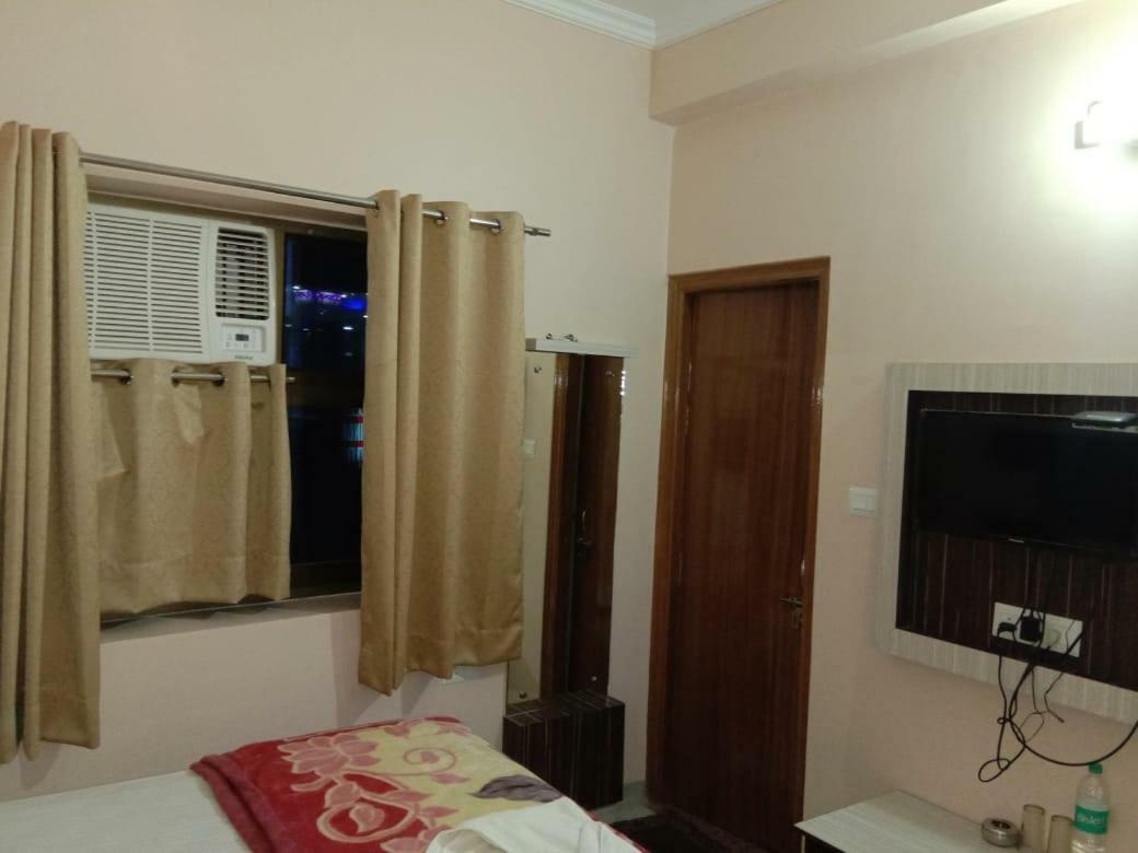 Adb Rooms Hotel De Pal Varanasi Exterior photo